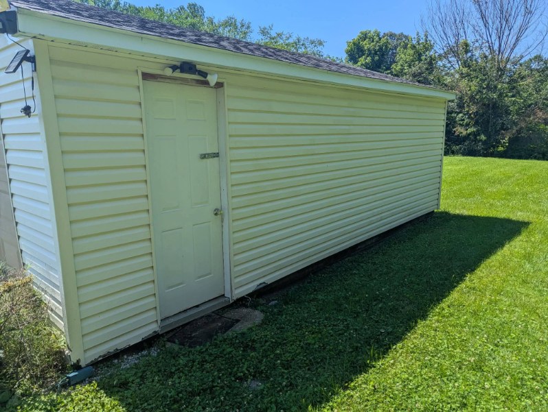 Before and after Garage & Outbuilding Washing
